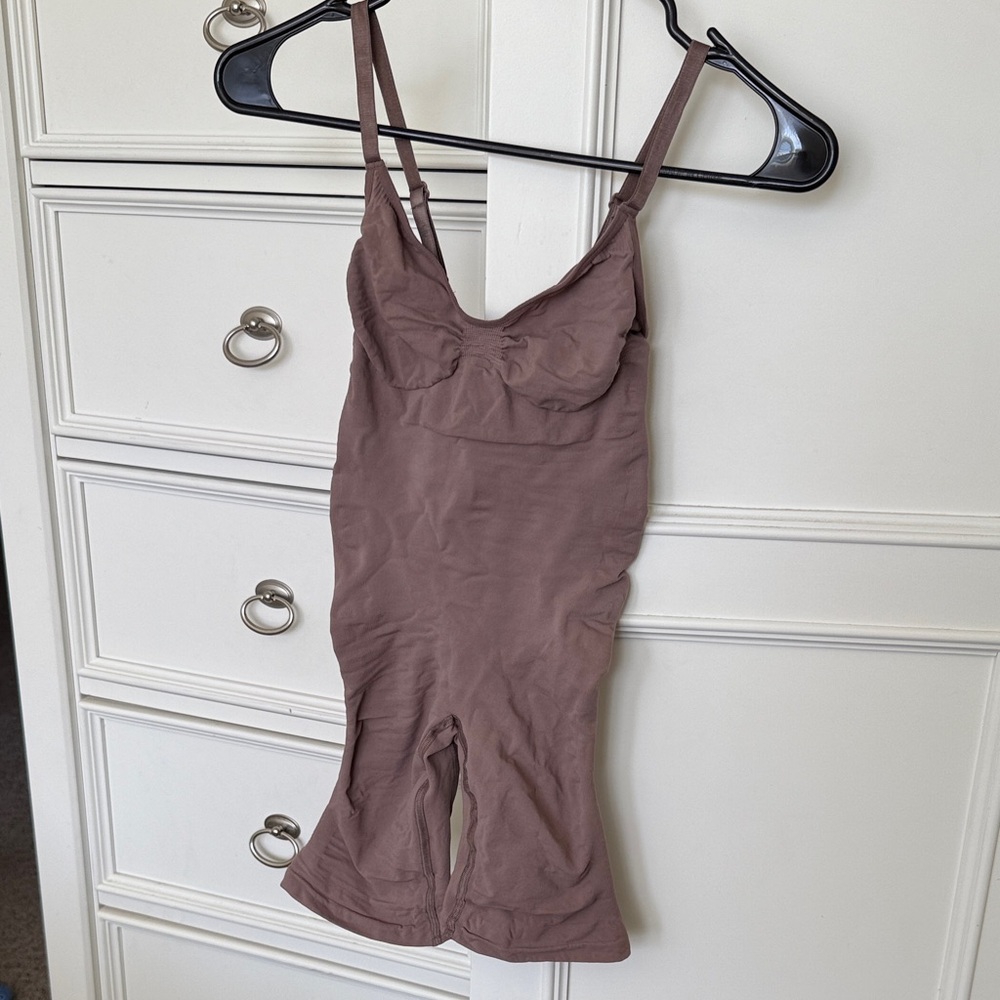 SKIMS Women’s Shaping Bodysuit - Mauve Brown